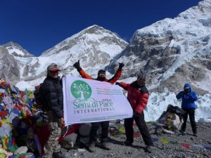 Ram Kumar Giri, al centro, con la bandiera di Semi di Pace