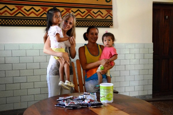 A sinstra Rossella Mignanti, volontaria di Semi di Pace, con alcuni bambini del centro