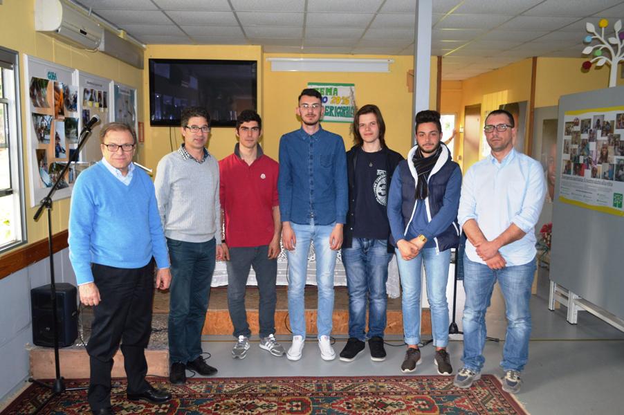 Alcuni degli studenti e professoriche hanno realizzato il progetto