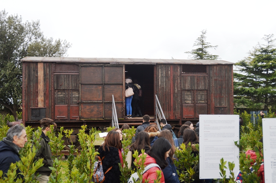 Studenti in visita al Memoriale della Shoah
