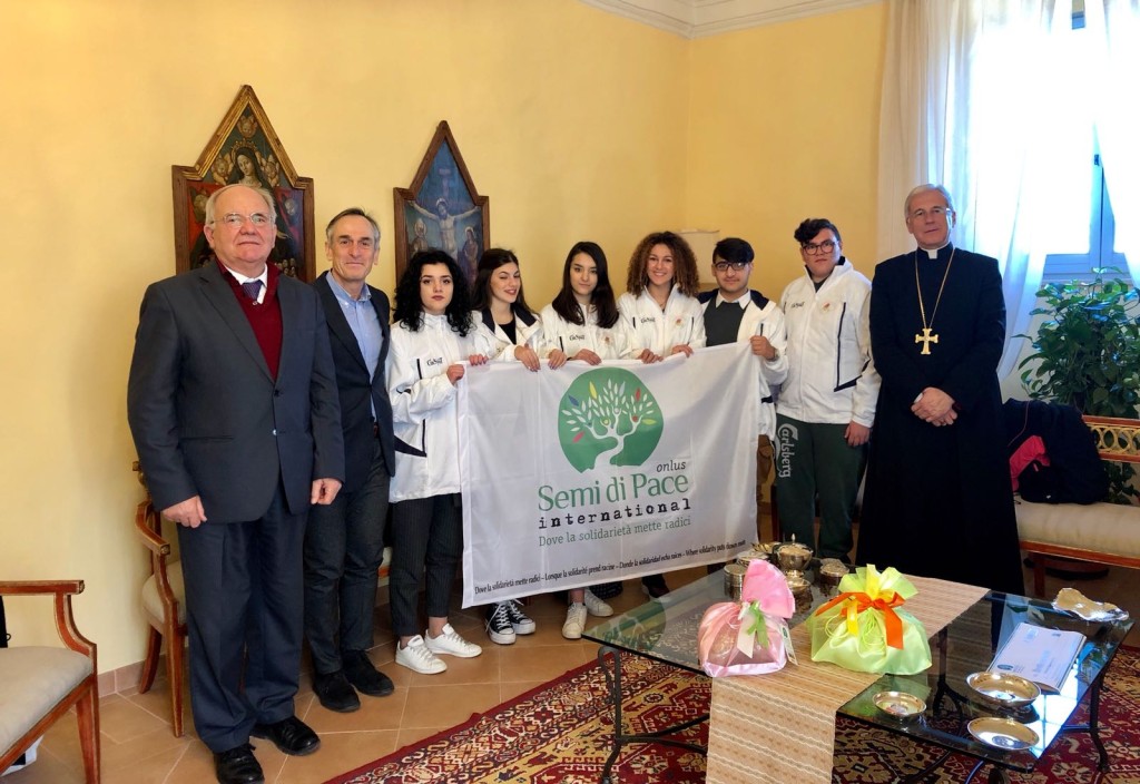 Delegazione di Semi di Pace e dell'istituto Santa Rosa di Viterbo con il vescovo mons. Boccardo
